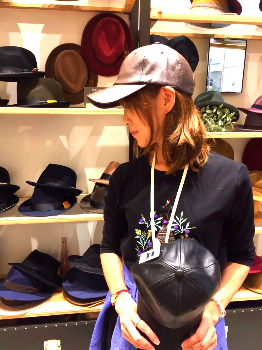 ブラウン系のキャップ、ブラック系のキャップを着用したレディースの秋コーディネートの1枚目の写真