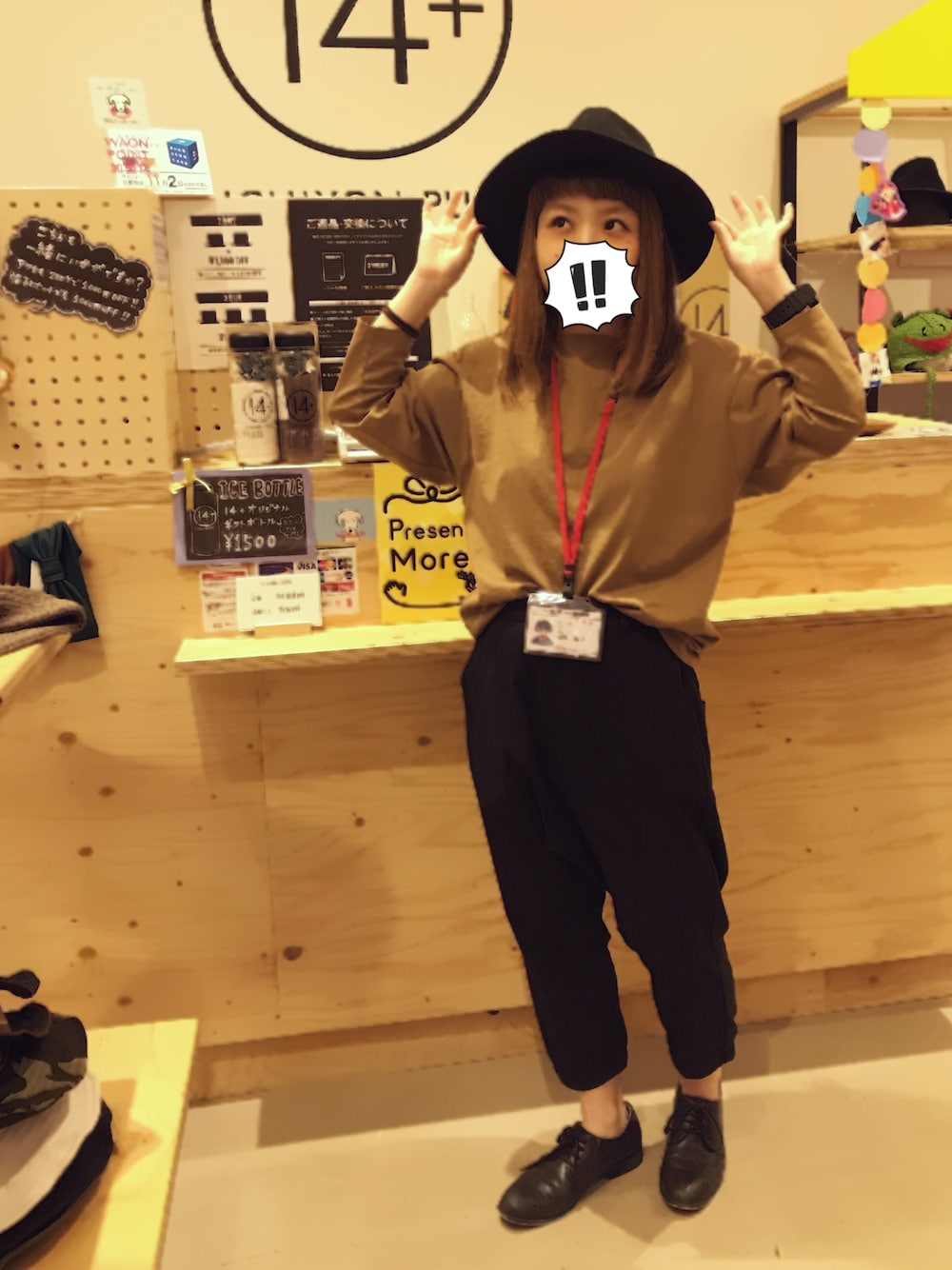 ベージュ系のTシャツ/カットソー、ブラック系のその他パンツ、ブラック系のハットを着用したレディースの秋コーディネートの1枚目の写真