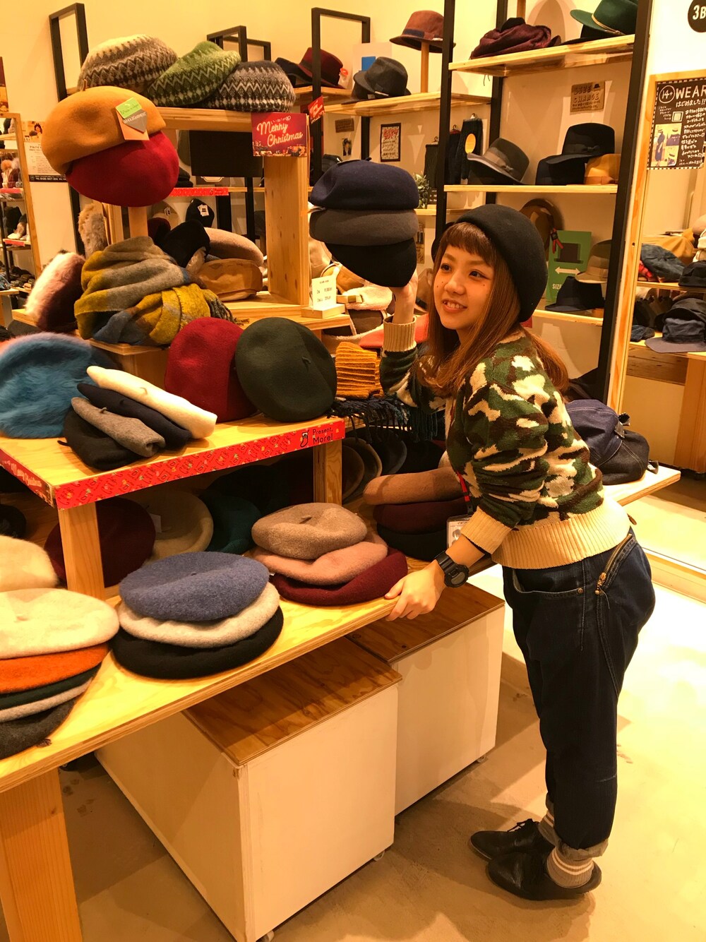 「ベレー帽、ニット、迷彩、サルエルパンツ、デニム、低身長、ラインソックス、帽子、カジュアル」｜「14+のアイテム（ハンチング/ベレー帽、ブルー系）」を使った、14+ イオンモール浦和美園店 スタッフさん（レディース・141cm）の秋コーディネートの1枚目の写真