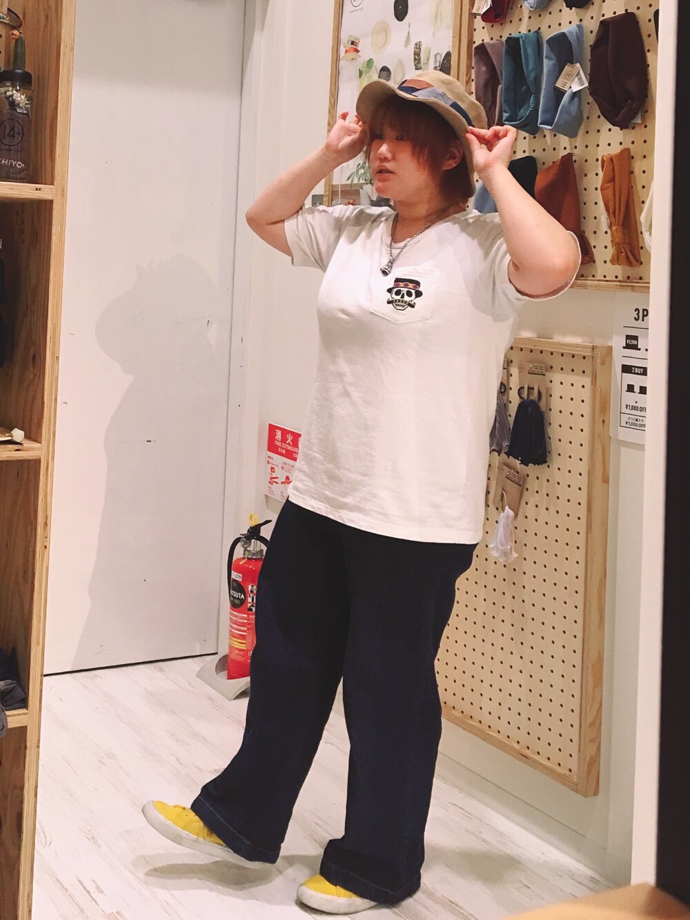 「シンプルコーデ、フェススタイル、カジュアルコーデ、Tシャツ×デニム、14+、ぽっちゃり、ハット、麻、ラクチンコーデ、summer」｜「チチカカのワンポイントカラベラ刺繍　Ｔシャツ（Tシャツ/カットソー、ホワイト系）」を使った、14+ イオンモール浦和美園店 スタッフさん（レディース・141cm）の夏コーディネートの1枚目の写真