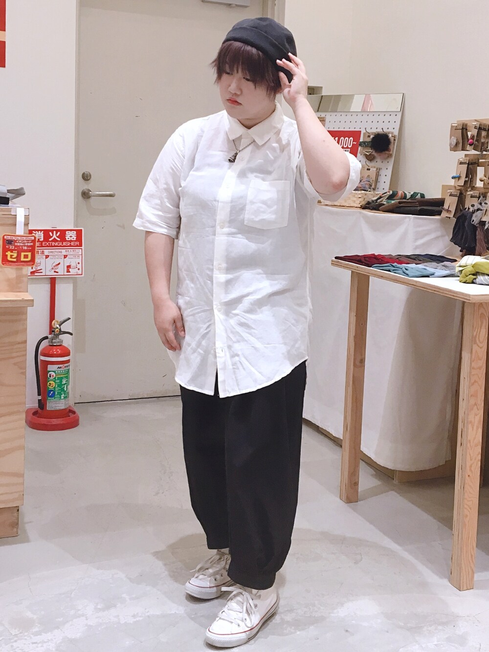「14+、フィッシャーマンキャップ、カジュアル、夏、おしゃれさんと繋がりたい、プチプラコーデ、白、ぽっちゃり、モノトーン、ボーイッシュ」｜「14+のコーデュロイフィッシャーマンキャップ（キャップ、ブラック系）」を使った、14+ イオンモール浦和美園店 スタッフさん（レディース・141cm）の夏コーディネートの1枚目の写真