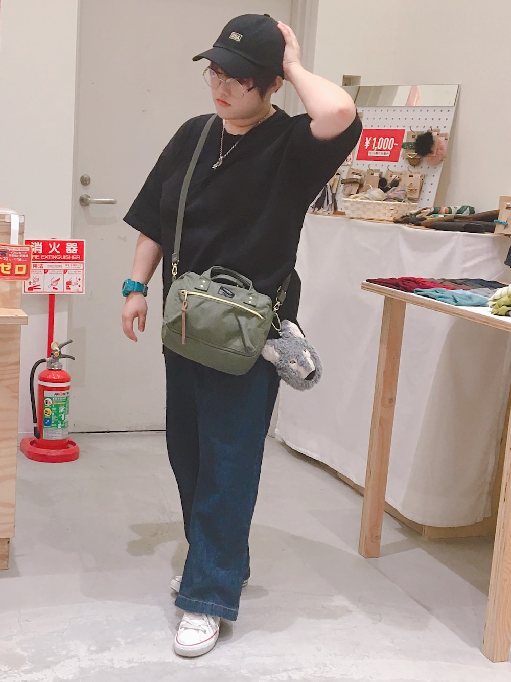 「キャップ、14+、デニム、黒、モノトーン、ラクチンコーデ、ボーイッシュ、ぽっちゃり、シンプルコーデ、丸メガネ」｜「MONO-MARTのワイドテーパードバルーンデニムパンツ(10oz DENIM)（デニムパンツ、ブルー系）」を使った、14+ イオンモール浦和美園店 スタッフさん（レディース・141cm）の夏コーディネートの1枚目の写真