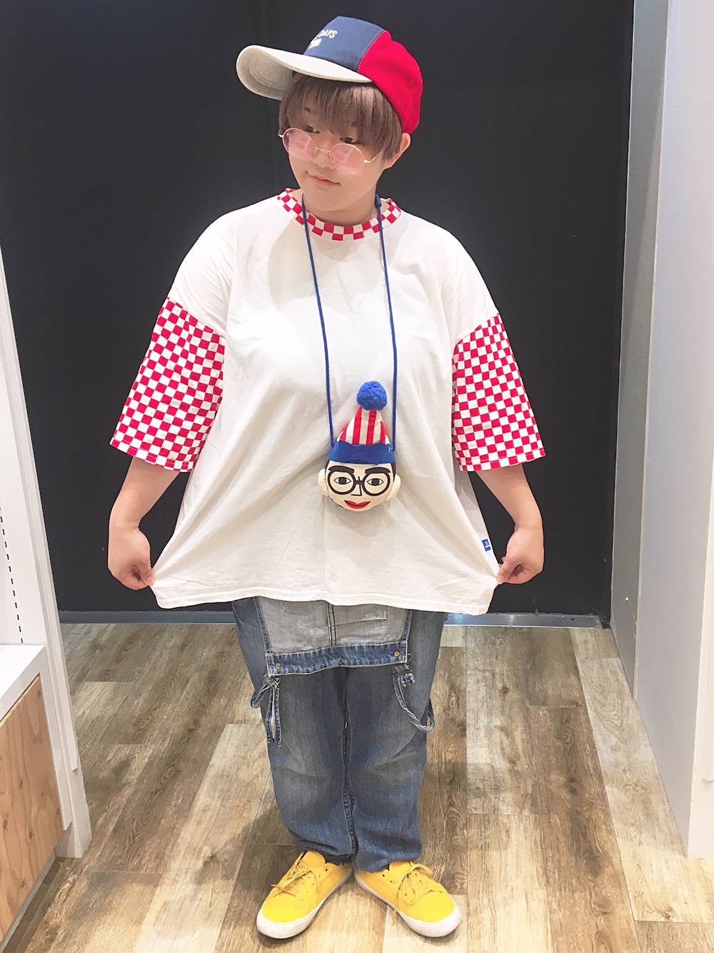 「ボーイッシュ、デニム、丸メガネ、イエロー、夏、ラクチンコーデ、Tシャツ、古着、ぽっちゃり、芸人じゃないよ」｜「くいだおれさん🤓のアイテム（その他、ブルー系）」を使った、14+ イオンモール浦和美園店 スタッフさん（レディース・141cm）の夏コーディネートの1枚目の写真