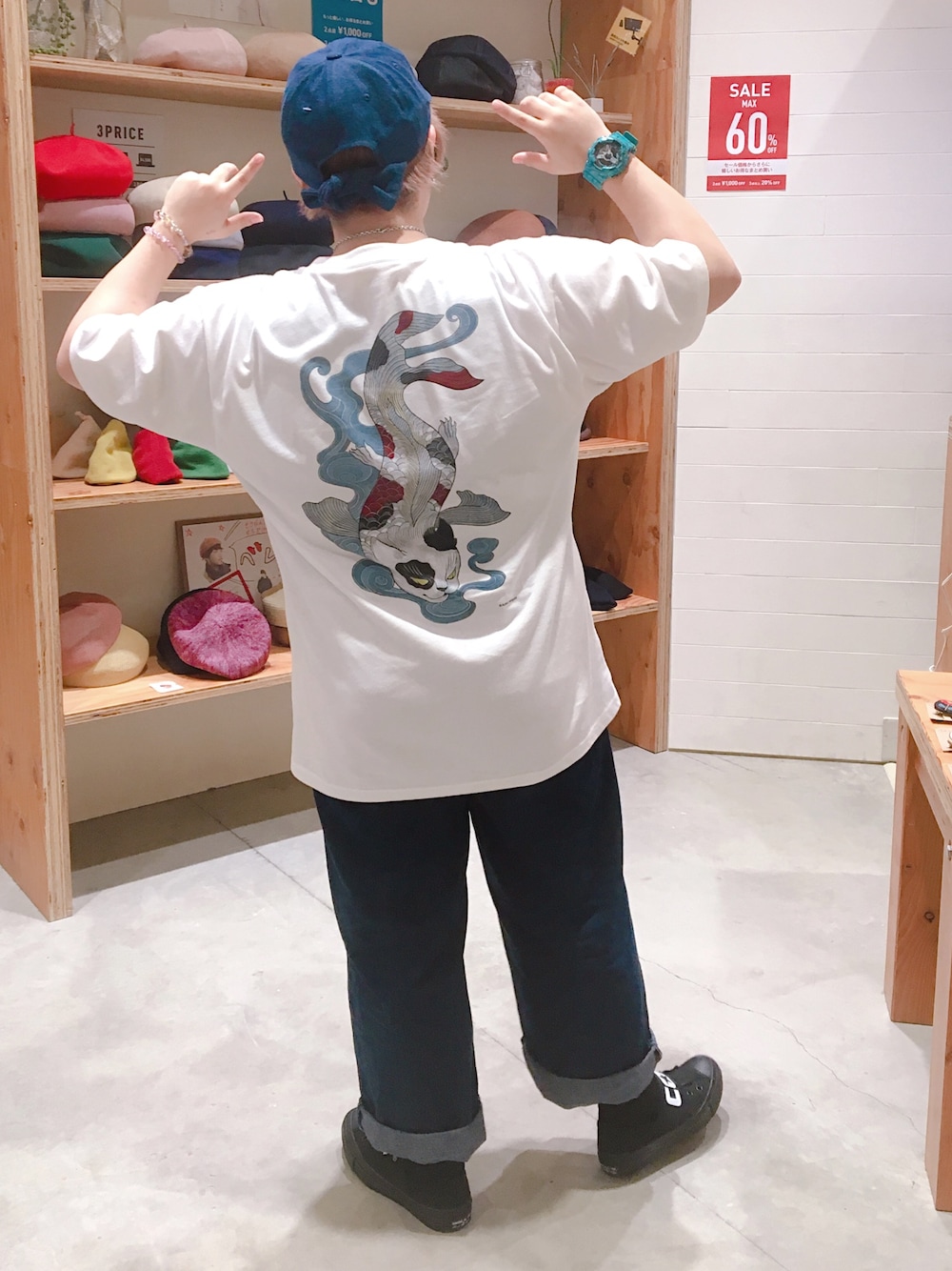「ぽっちゃり、石黒亜矢子、スニーカー、14+、Tシャツ、デニム、ラフ、ボーイッシュ、楽チンコーデ、キャップ」｜「Design Tshirts Store graniphのコラボレーションTシャツ/化け猫 猫面魚 (石黒亜矢子)（Tシャツ/カットソー、ホワイト系）」を使った、14+ イオンモール浦和美園店 スタッフさん（レディース・141cm）の夏コーディネートの1枚目の写真