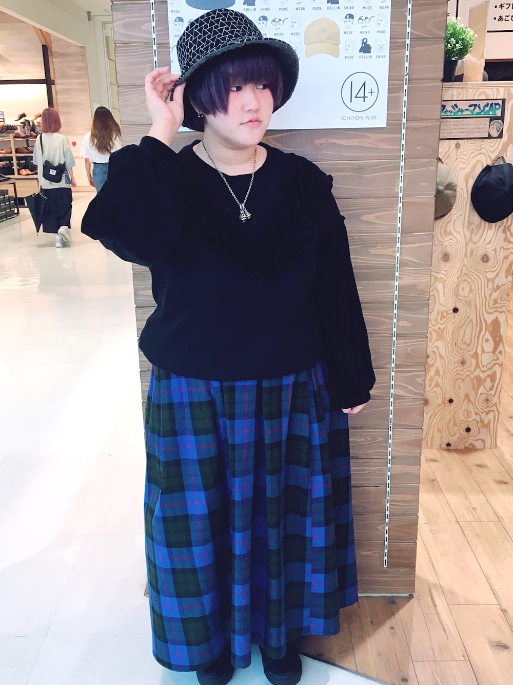 「14+、バケットハット、ブラック、ぽっちゃり、チェック、ラフ、秋のコーデ、今日のコーデ、プチプラ」｜「14+のアイテム（ハット、ブラック系）」を使った、14+ イオンモール浦和美園店 スタッフさん（レディース・141cm）の秋コーディネートの1枚目の写真