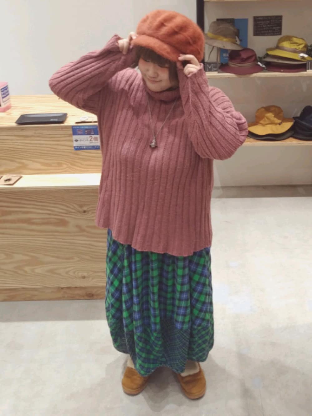 「ニット、おしゃれさんと繋がりたい、秋冬、プチプラコーデ、ファー小物、キャスケット、14+、ぽっちゃり、ピンク」｜「14+のアイテム（キャスケット、オレンジ系）」を使った、14+ イオンモール浦和美園店 スタッフさん（レディース・141cm）の秋コーディネートの1枚目の写真