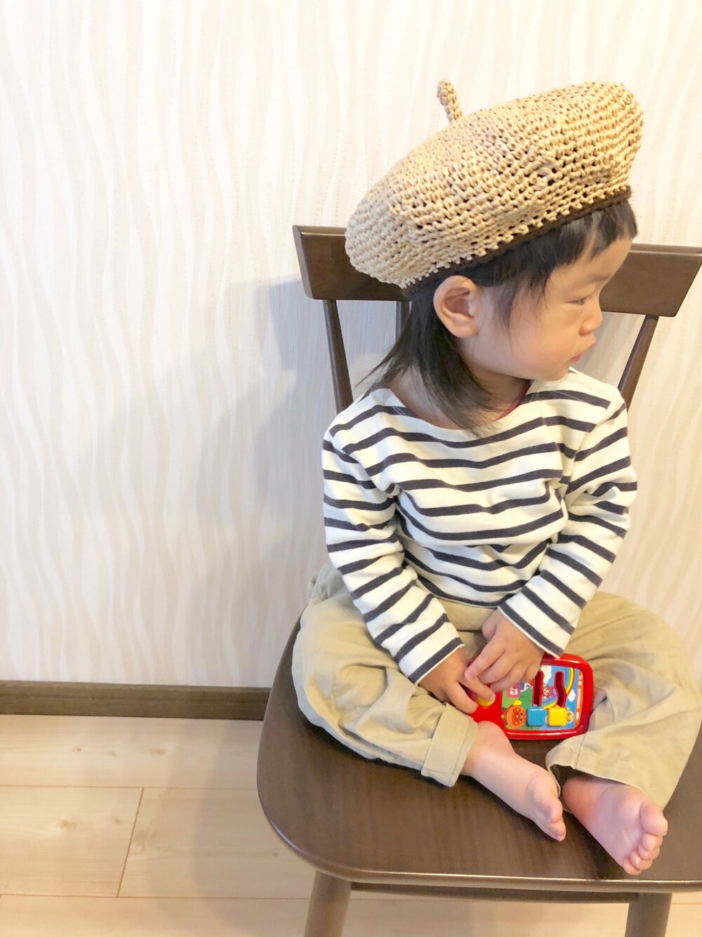 「平成最後のコーデ、シンプルコーデ、女の子コーデ、カジュアル、キッズコーデ、おんなのこ、ベレー帽、麦わら帽子、チノパン、1歳」｜「Handmadeのアイテム（ハンチング/ベレー帽、ベージュ系）」を使った、なーちゃん🍎さん（キッズ・80cm）の春コーディネートの1枚目の写真
