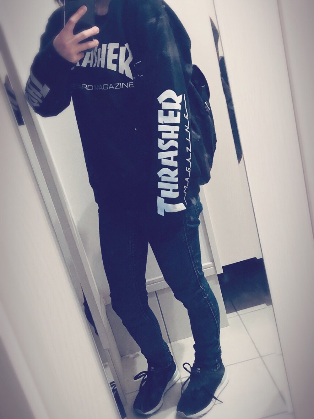 「ブラック、スポーツミックス、オーバーサイズ、ビッグシルエット、THRASHER、メンズライク、ユニセックス、リュック」｜「THRASHERのMAG LOGO CREW SWEAT（スウェット、ブラック系）」を使った、s_mikuさん（レディース・157cm）の春コーディネートの1枚目の写真