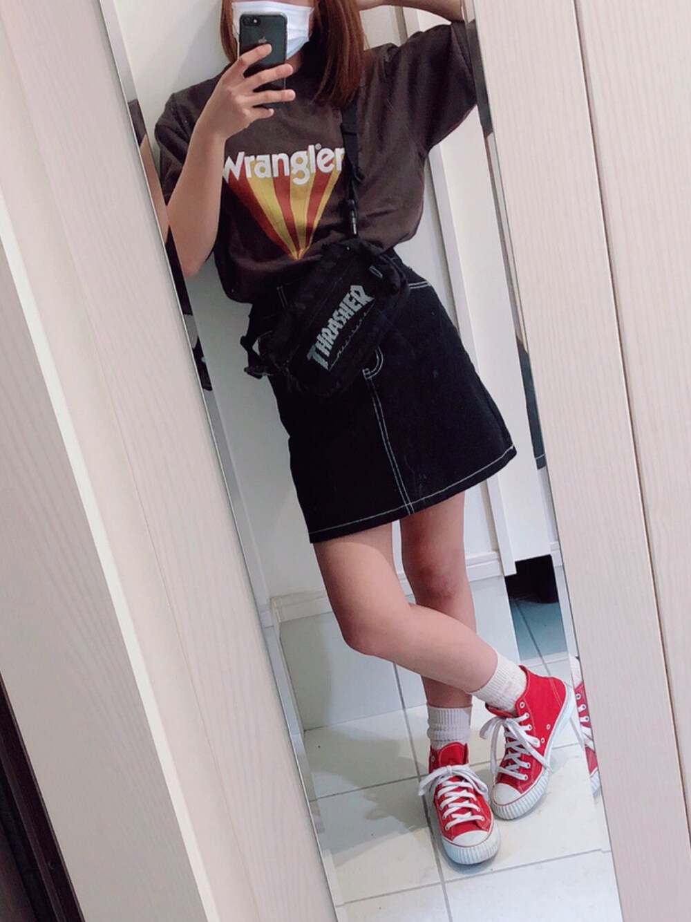 「カジュアルコーデ、スポーツミックス、Wrangler、Tシャツ、ハイカットスニーカー、サコッシュ、THRASHER、古着MIX、ストリート、ラフ」｜「Wranglerのアイテム（Tシャツ/カットソー、ブラウン系）」を使った、s_mikuさん（レディース・157cm）の春コーディネートの1枚目の写真