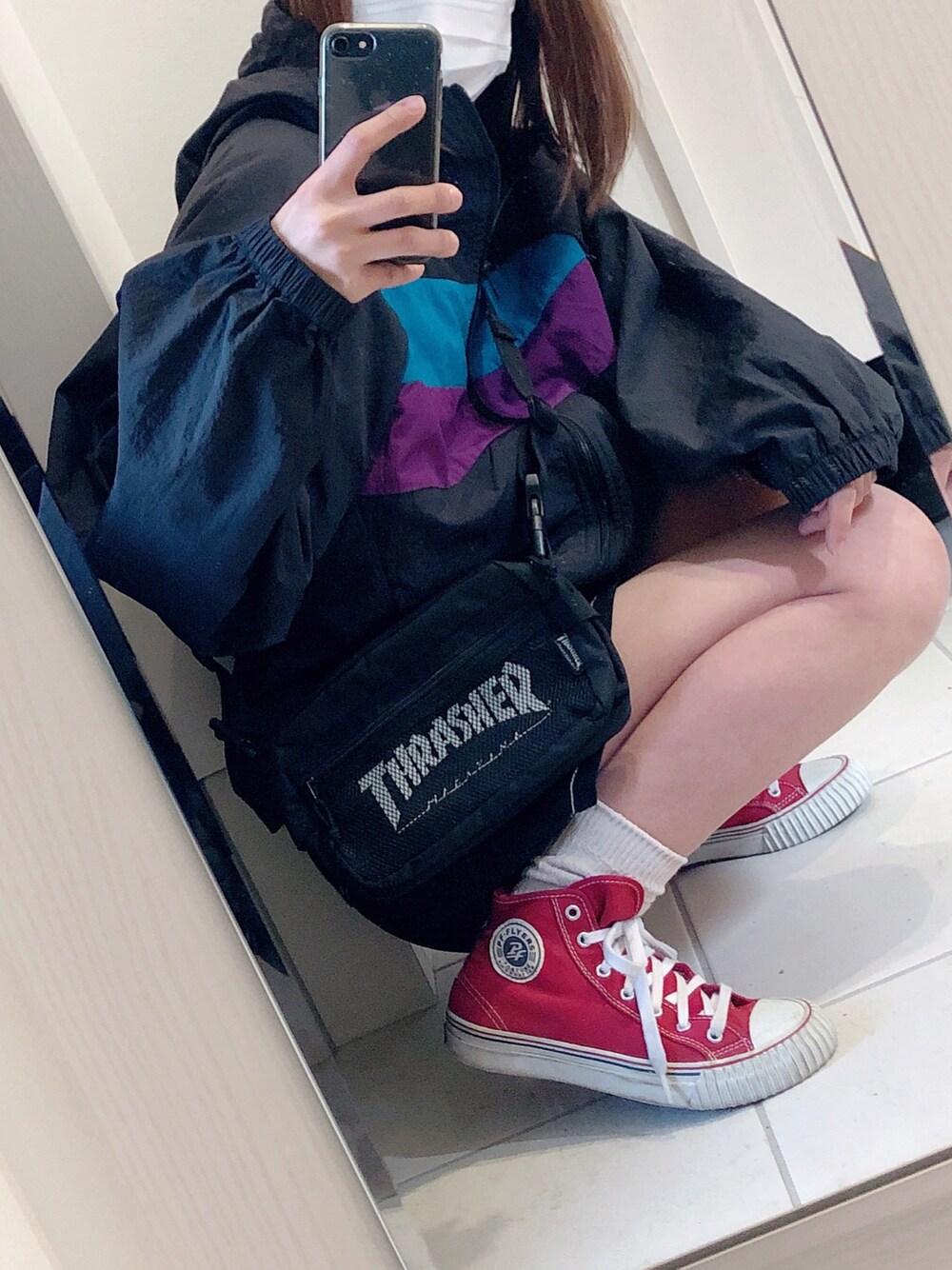 「マウンテンパーカー、古着MIX、スニーカー、CAMP7、THRASHER、メンズライク、カジュアルコーデ、ビッグシルエット、オーバーサイズ、サコッシュ」｜「camp7のアイテム（マウンテンパーカー、パープル系）」を使った、s_mikuさん（レディース・157cm）の春コーディネートの1枚目の写真