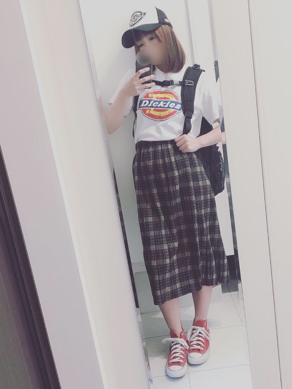「Dickies、キャップ、Tシャツ、チェックスカート、リュック、ハイカットスニーカー、古着MIX、スポーツミックス、メンズライク、おしゃれさんと繋がりたい」｜「Dickiesの【DICKIES】シンプルロゴメッシュキャップ（キャップ、ブラック系）」を使った、s_mikuさん（レディース・157cm）の春コーディネートの1枚目の写真