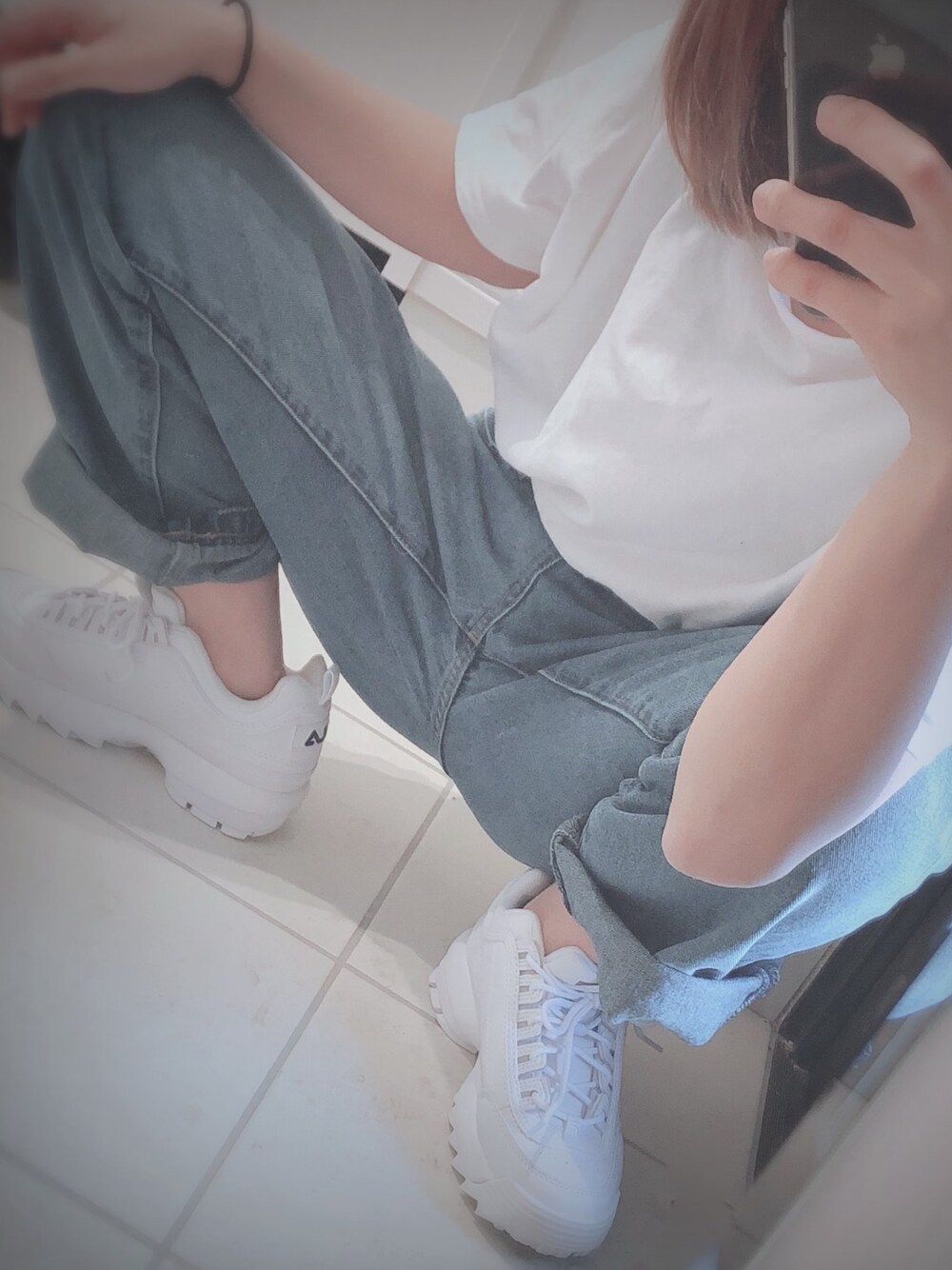 「シンプル、FILA、スニーカー、白Tシャツ、白スニーカー、厚底スニーカー、ジーンズ、ラクチンコーデ、プチプラ、オーバーサイズ」｜「coca（coca）のゆったりAラインシルエットカットソー（Tシャツ/カットソー、ホワイト系）」を使った、s_mikuさん（レディース・157cm）の春コーディネートの1枚目の写真
