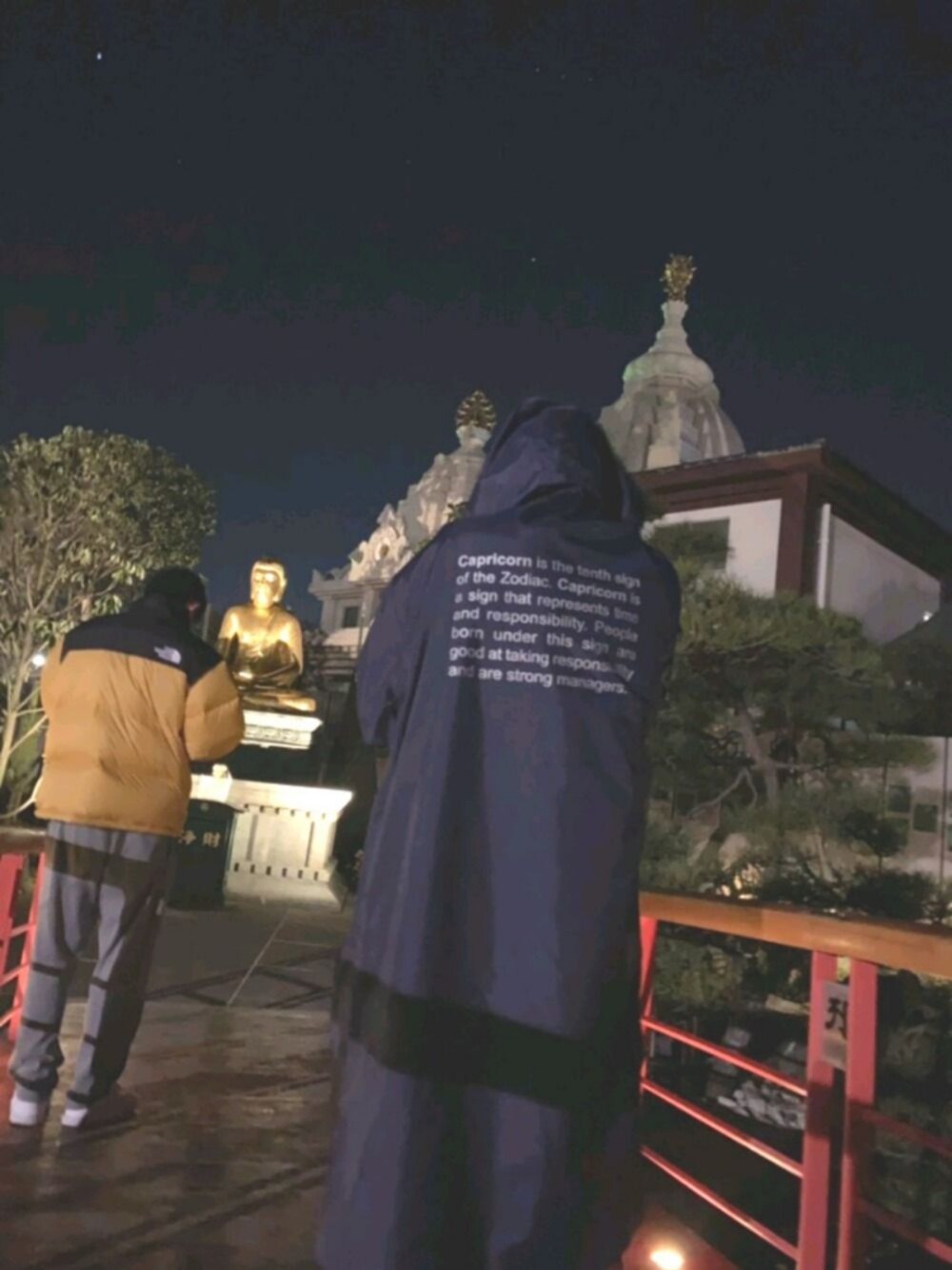 「川崎大師、ヴェトモン、vetements、THE NORTH FACE、レインコート、正月、ストリート、モード、デムナヴァザリア、コート」｜「VETEMENTSのレインコート（ナイロンジャケット、ブルー系）」を使った、カバオさん（メンズ・165cm）の冬コーディネートの1枚目の写真