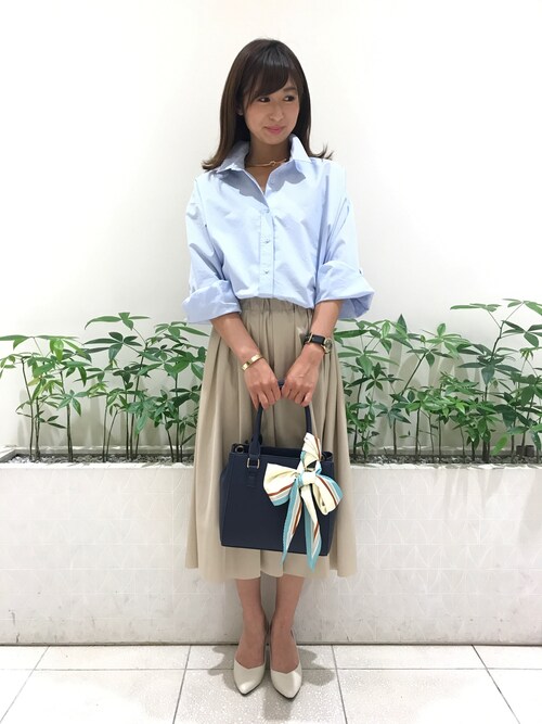 ブルーシャツが女性らしさを引き立てる