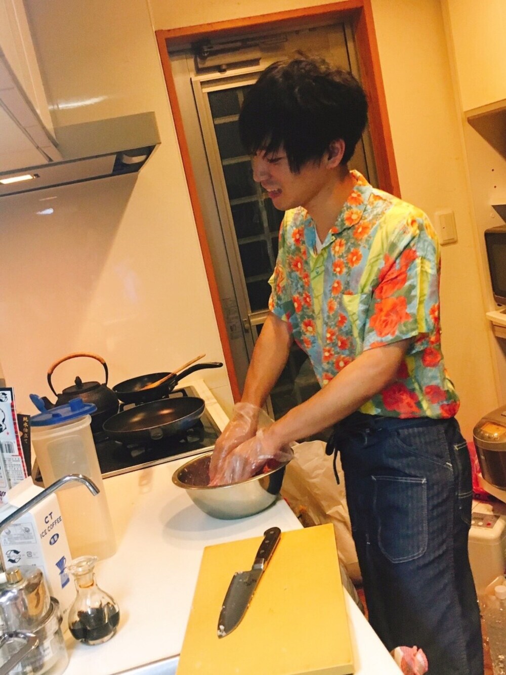 「大学生、料理男子、夏コーデ、ラフ、アロハシャツ、エプロン、タックイン、古着」｜「Leeのウエスト　ロングエプロン（エプロン、ブルー系）」を使った、山田和俊さん（メンズ・167cm）の夏コーディネートの1枚目の写真