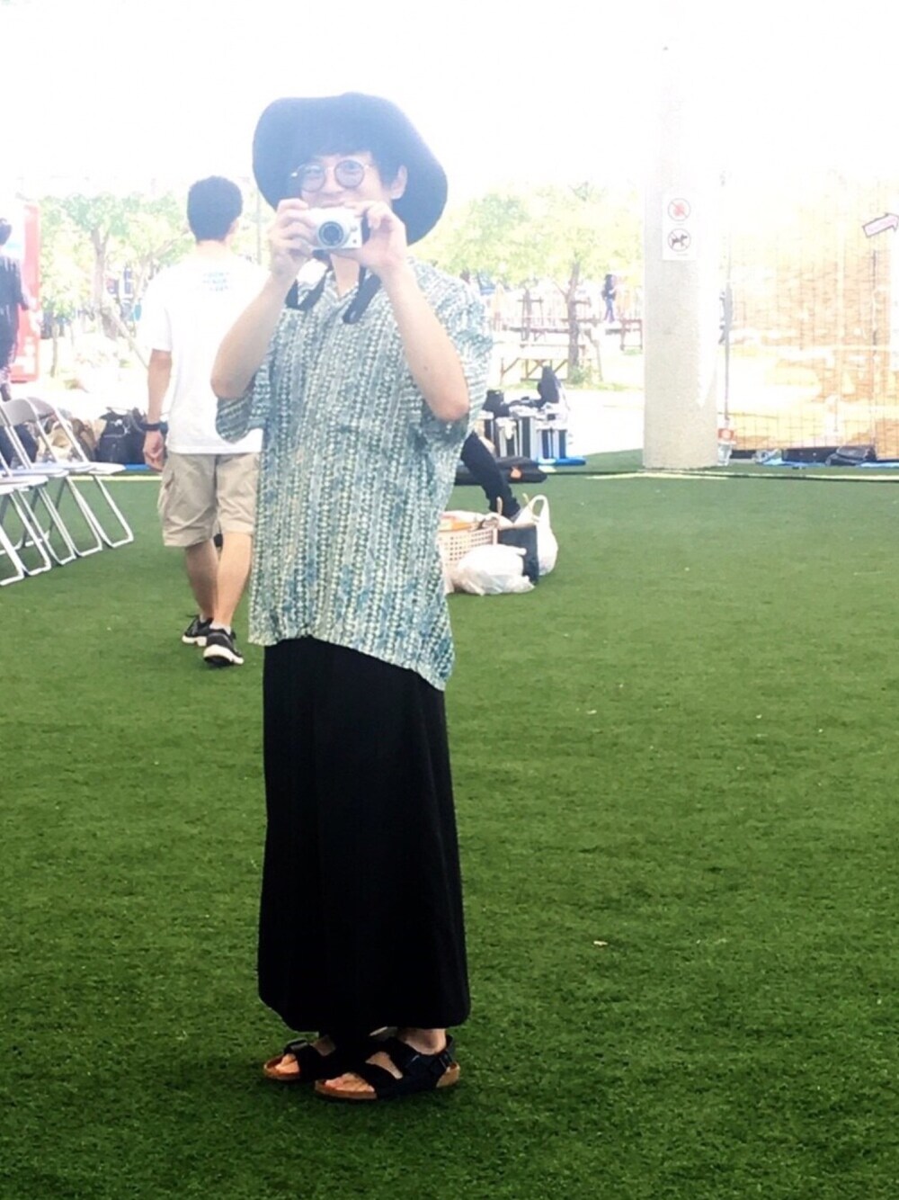 「大学生、夏コーデ、だらだら、黒ガウチョ、柄シャツ、カラーサングラス、一眼レフ、ビルケンシュトック、ツバ広ハット」｜「603の603 中折れハット（ハット、ブラック系）」を使った、山田和俊さん（メンズ・167cm）の秋コーディネートの1枚目の写真
