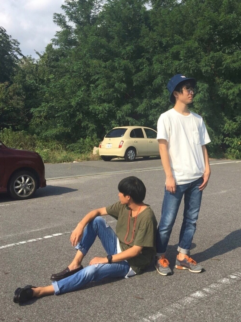「大学生、夏コーデ、カジュアル、コラボ、デニム、ロールアップ、カラーサングラス」｜「ROUND HOUSEのROUND HOUSE / RH STONE WASHED BUCKET HAT_lbi（ハット、ブルー系）」を使った、山田和俊さん（メンズ・167cm）の夏コーディネートの1枚目の写真