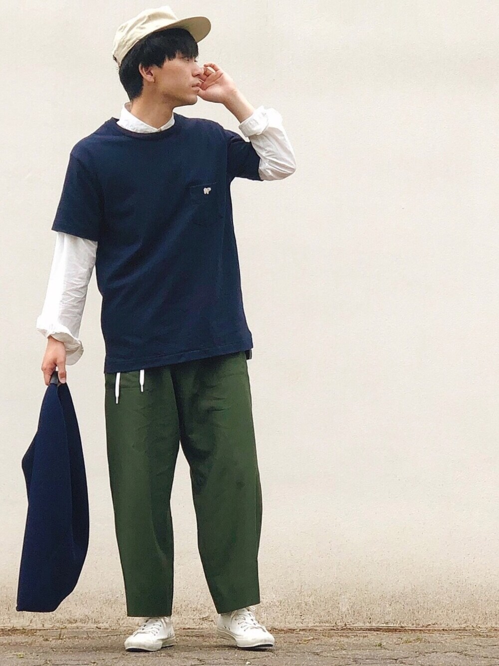 「肌ウーノ、春コーデ、キャップ、白シャツ、Tシャツ、スラックス、トートバッグ、Maison Martin Margiela、白スニーカー、ネイビー」｜「Bshopの【paa】6パネルキャップ（キャップ、グリーン系）」を使った、山田和俊さん（メンズ・167cm）の春コーディネートの1枚目の写真