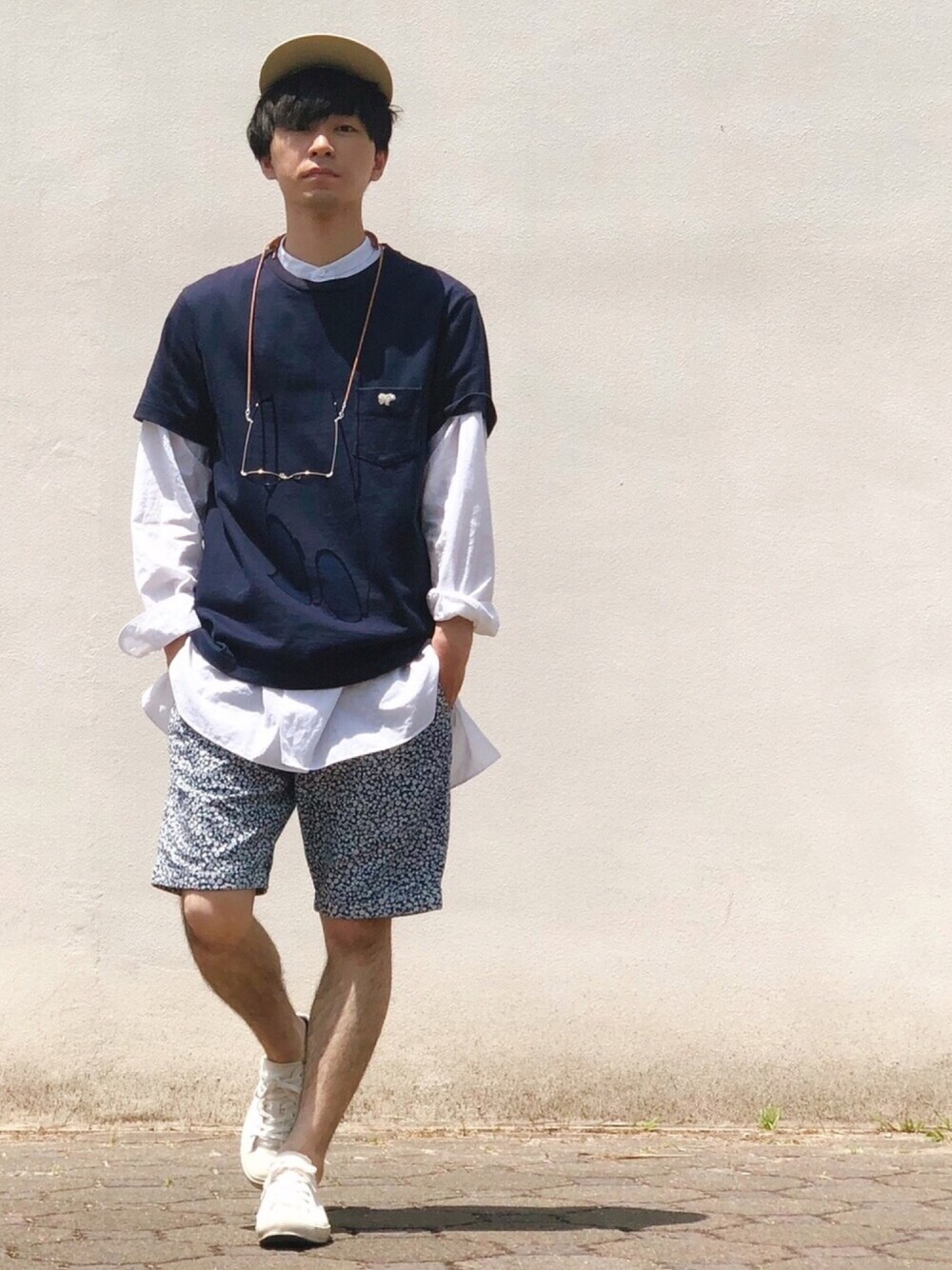「春コーデ、夏コーデ、ハーフパンツ、花柄、ロングシャツ、白シャツ、バンドカラー、白スニーカー、グラスコード、エンダースキーマ」｜「Bshopの【paa】6パネルキャップ（キャップ、グリーン系）」を使った、山田和俊さん（メンズ・167cm）の春コーディネートの1枚目の写真