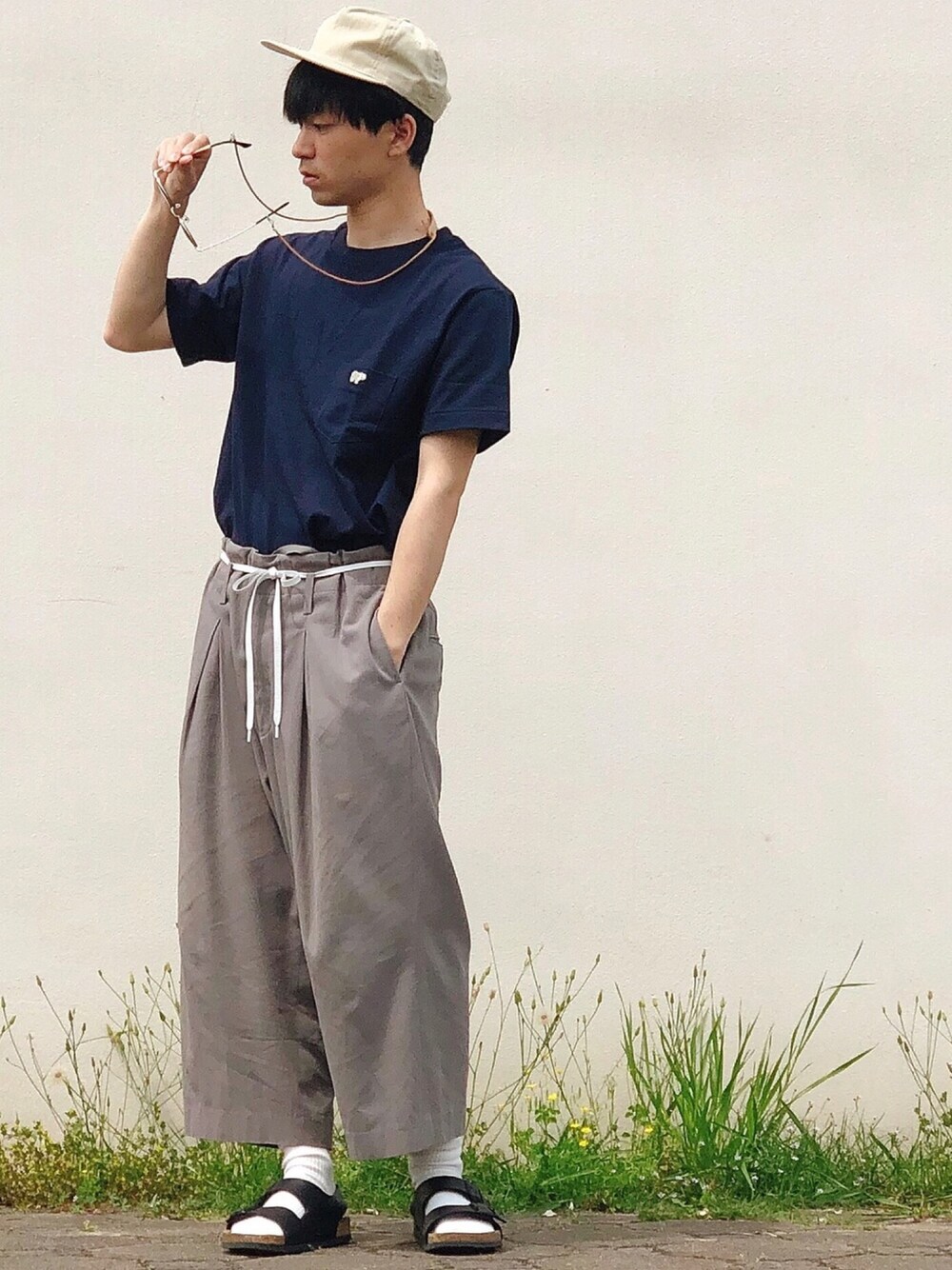 「キャップ、Tシャツ、タックイン、ワイドパンツ、グラスコード、サングラス、サンダル、ベルト、ネイビー、アースカラー」｜「Bshopの【paa】6パネルキャップ（キャップ、グリーン系）」を使った、山田和俊さん（メンズ・167cm）の春コーディネートの1枚目の写真