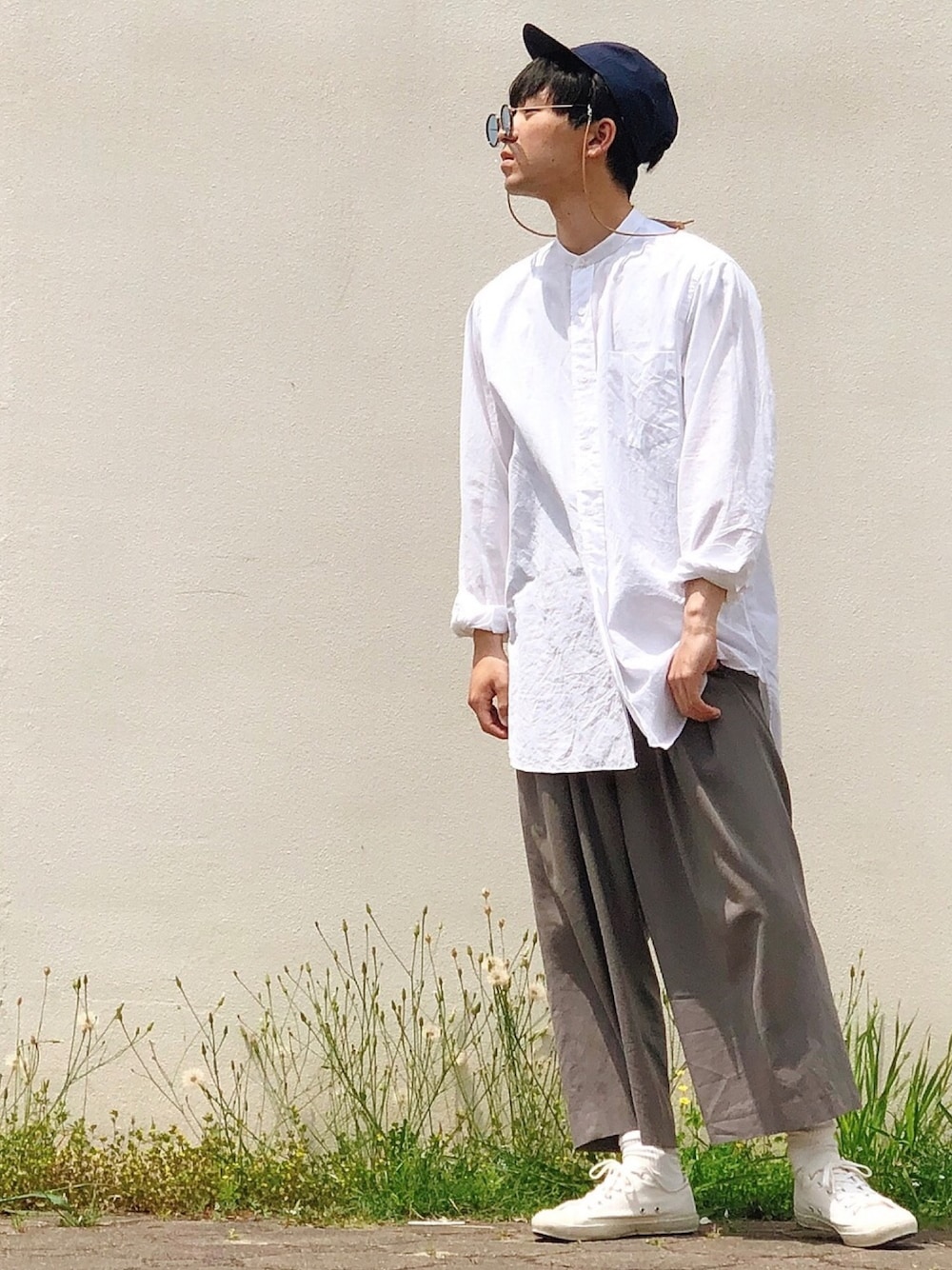 「キャップ、カラーサングラス、グラスコード、白シャツ、ロングシャツ、ワイドパンツ、スラックス、白スニーカー、白ソックス、春コーデ」｜「Bshopのベースボールキャップ（キャップ、ブルー系）」を使った、山田和俊さん（メンズ・167cm）の春コーディネートの1枚目の写真