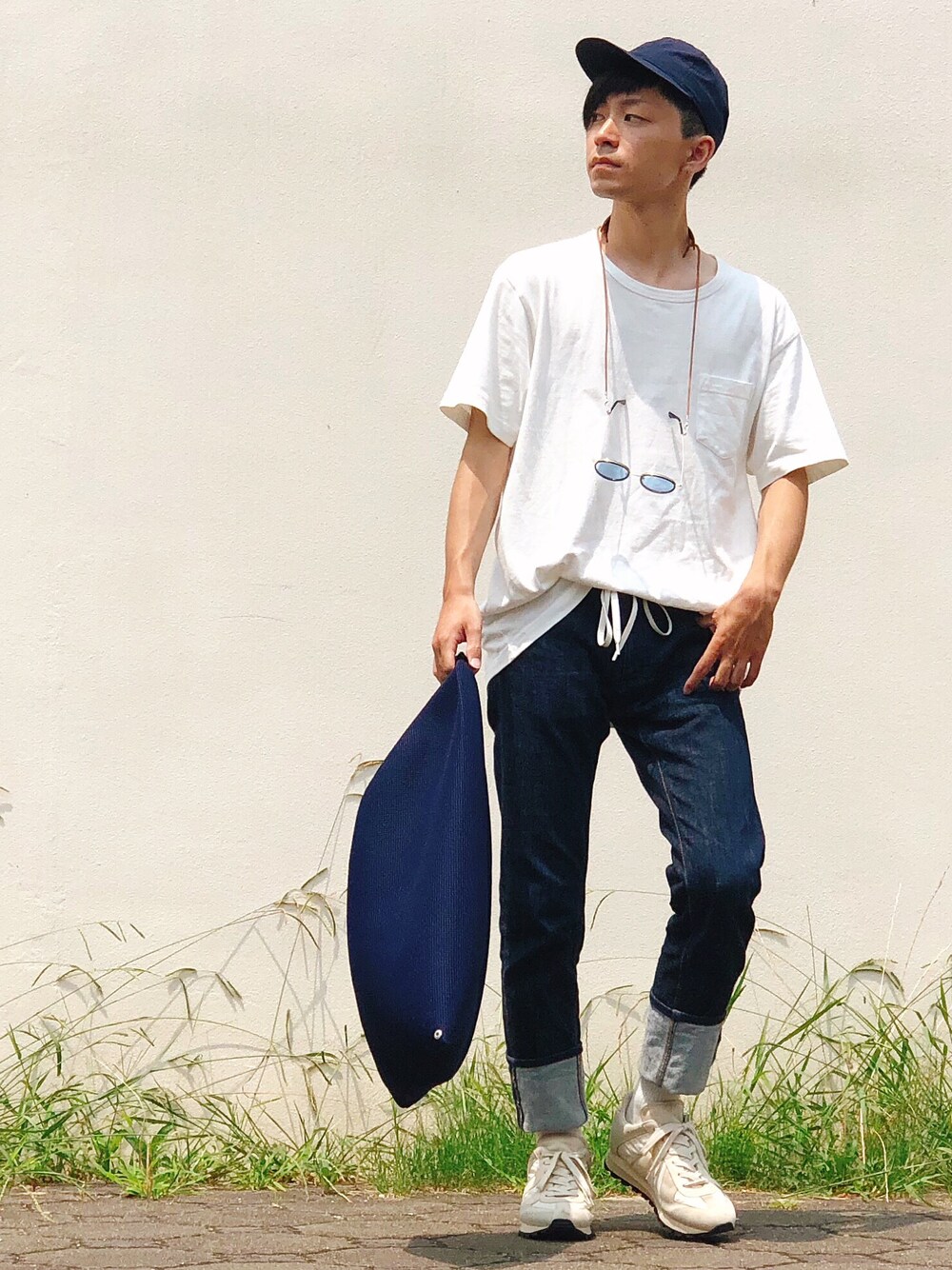 「夏、お洒落さんとつながりたい、シンプル、半袖シャツ、白Tシャツ、スニーカーコーデ、デニムパンツ、ラグジュアリーストリート、ストリート、タックイン」｜「Bshopのベースボールキャップ（キャップ、ブルー系）」を使った、山田和俊さん（メンズ・167cm）の夏コーディネートの1枚目の写真
