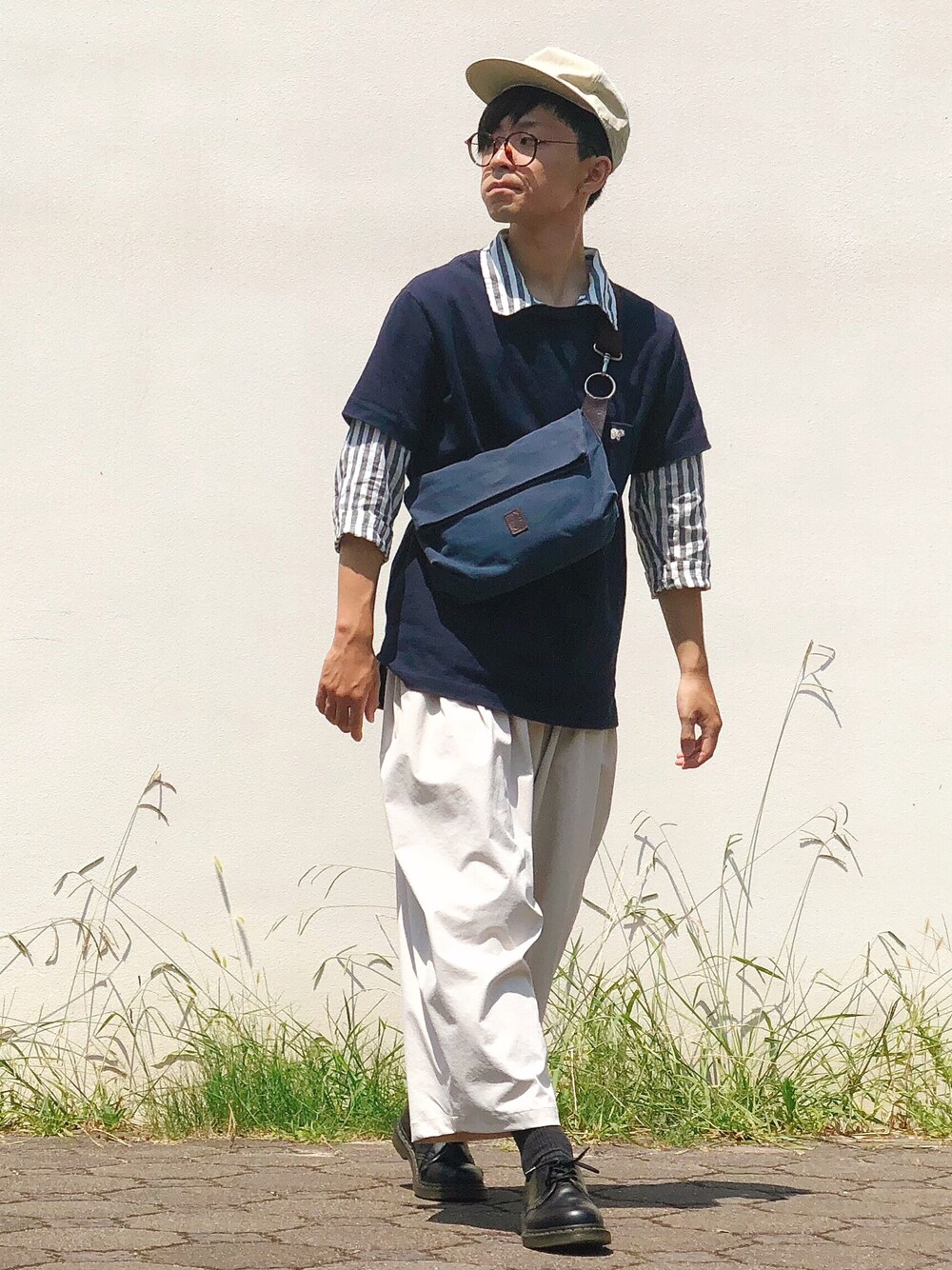 「夏セールで買いました、夏コーデ、おしゃれさんと繋がりたい、大人カジュアル、ゆるコーデ、キャップ、ドクターマーチン、サコッシュ、ワイドパンツ、ストライプ」｜「Bshopの【paa】6パネルキャップ（キャップ、グリーン系）」を使った、山田和俊さん（メンズ・167cm）の夏コーディネートの1枚目の写真