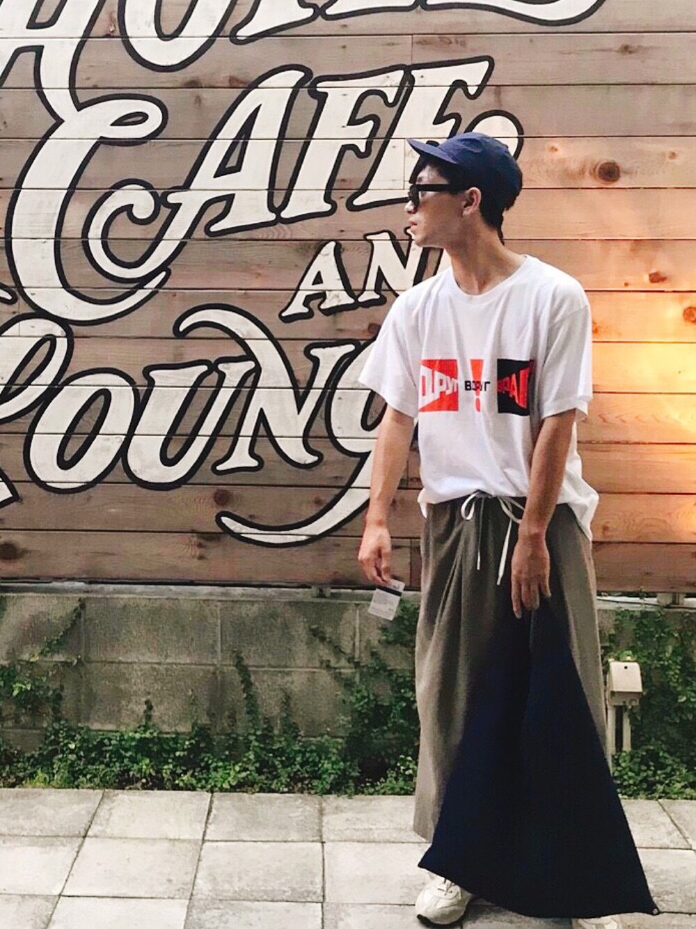 「夏のワントーンコーデ、夏コーデ、ビッグシルエット、サングラス、ストリート、ビッグT、白Tシャツ、オーバーサイズ、タックイン、きれいめカジュアル」｜「Gosha Rubchinskiyのアイテム（Tシャツ/カットソー、ホワイト系）」を使った、山田和俊さん（メンズ・167cm）の夏コーディネートの1枚目の写真