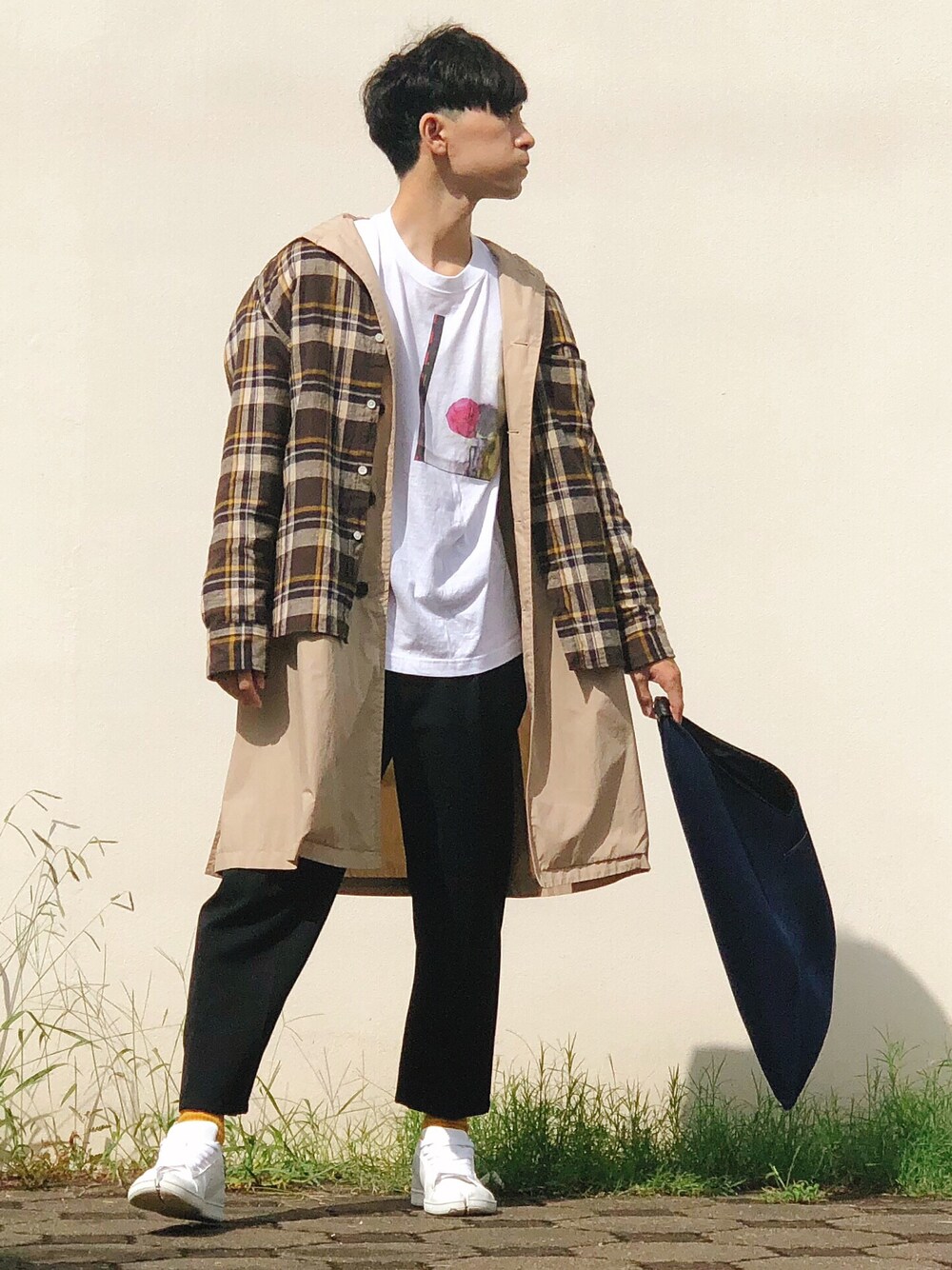 「秋服、オーバーサイズ、ゆるコーデ、大人カジュアル、シャツスタイル、ベージュ、Tシャツ、スニーカー、ブラウンコーデ、ラフ」｜「quadroのコットンラミーチェックミニ襟シャツ（シャツ/ブラウス、ブラウン系）」を使った、山田和俊さん（メンズ・167cm）の秋コーディネートの1枚目の写真