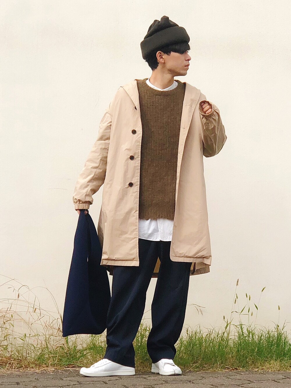 「ストリート服が好き、ZOZO公認ユーザー、秋コーデ、キレイめ、ストリートMIX、シャツスタイル、ロングコート、Dr.Martens、LIDnM、supreme」｜「Edwina Horlの【EDWINA HOERL】エドウィナホール ニットキャップ（ニットキャップ/ビーニー、グリーン系）」を使った、山田和俊さん（メンズ・167cm）の秋コーディネートの1枚目の写真