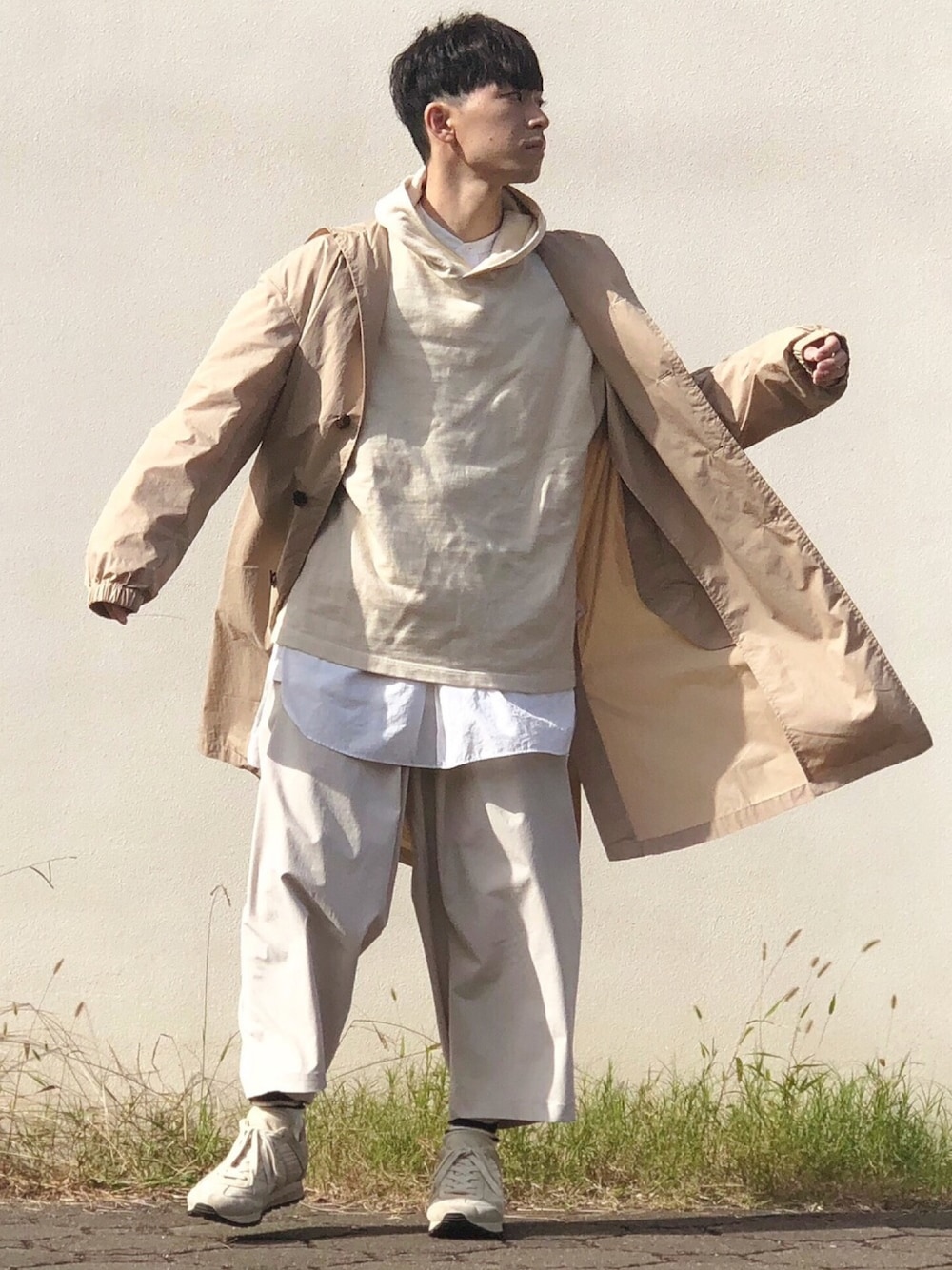 「アイラブCONVERSE、ZOZO公認ユーザー、スニーカー、ビッグシルエット、GU、ストリート、パーカー、ワイドパンツ、レイヤードスタイル、ベージュ」｜「quadroのアイテム（パーカー、ベージュ系）」を使った、山田和俊さん（メンズ・167cm）の秋コーディネートの1枚目の写真