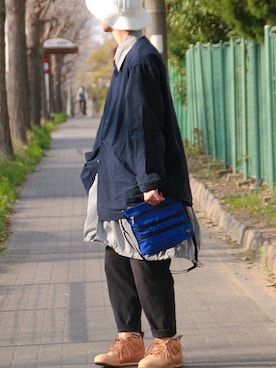 「UNIQLO（ユニクロ）のMEN エクストラファインコットンブロードスタンドカラーシャツ（長袖）（シャツ/ブラウス、ブルー系）」を使った、山田和俊さん（メンズ・167cm）の春コーディネート