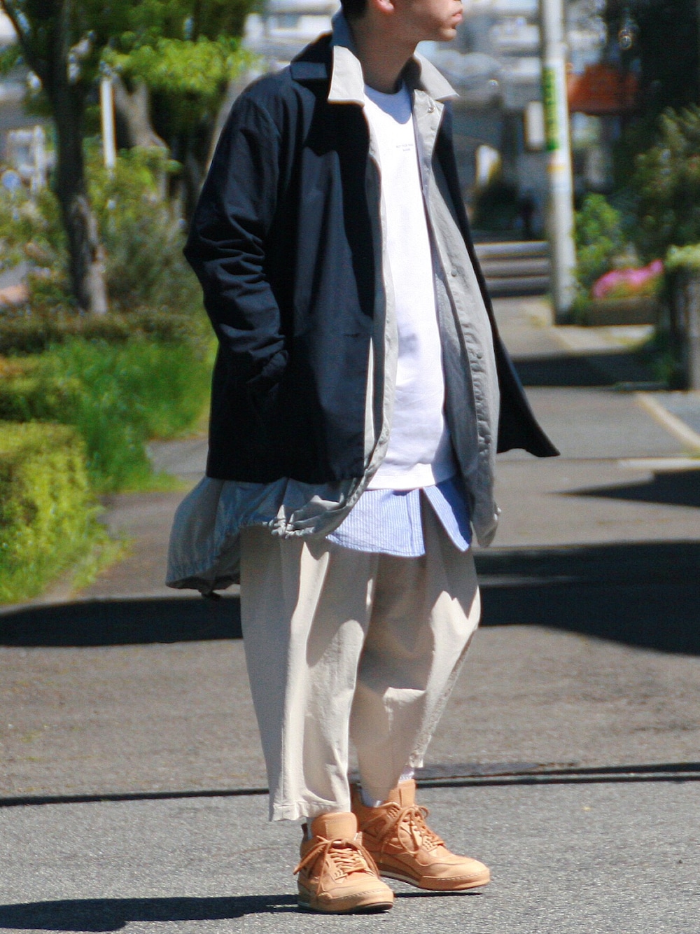 「シャツスタイル、Tシャツ、プチプラコーデ、大学生、ootd、アンクルパンツ、ホワイト、ストライプシャツ、レイヤードスタイル、オーバーサイズ」｜「quadroの強撚クラシックバイオスラブスタンドシャツジャケット（シャツ/ブラウス、ブルー系）」を使った、山田和俊さん（メンズ・167cm）の春コーディネートの1枚目の写真