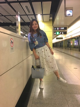 「blue」｜「アイテム（ハンドバッグ）」を使った、Kristy Ng さん（レディース・157cm）の春コーディネート