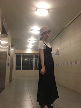 「AS KNOW AS plus（アズノゥアズプラス）のアイテム（ジャンパースカート）」を使った、Kristy Ng さん（レディース・157cm）の夏コーディネート