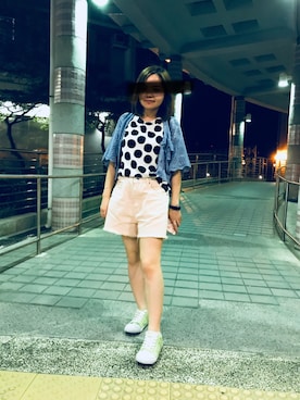 「MONKI（モンキ）のアイテム（カーゴパンツ）」を使った、Kristy Ng さん（レディース・157cm）の夏コーディネート