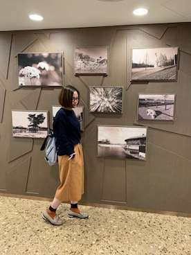 「アイテム（チノパンツ、オレンジ系）」を使った、Kristy Ng さん（レディース・157cm）の冬コーディネート