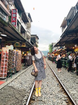 「AS KNOW AS plus（アズノゥアズプラス）のアイテム（ジャンパースカート）」を使った、Kristy Ng さん（レディース・157cm）の夏コーディネート