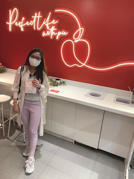 「アイテム（スウェットパンツ、パープル系）」を使った、Kristy Ng さん（レディース・157cm）の夏コーディネート