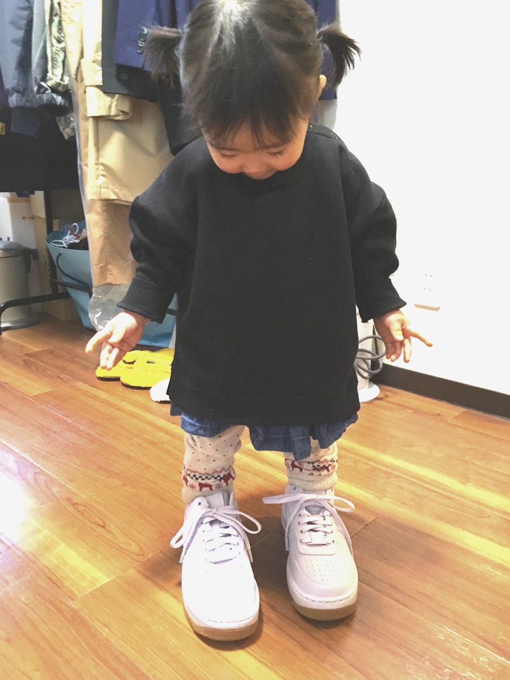 「ドラフトナイキ、ナイキ、b・Room、キッズファッション、1歳6ヶ月、おんなのこ、ママの靴」｜「b・ROOMの【WEB限定品】スリット入りビッグシルエットトレーナー（スウェット、ブラック系）」を使った、natsuさん（キッズ・80cm）の冬コーディネートの1枚目の写真