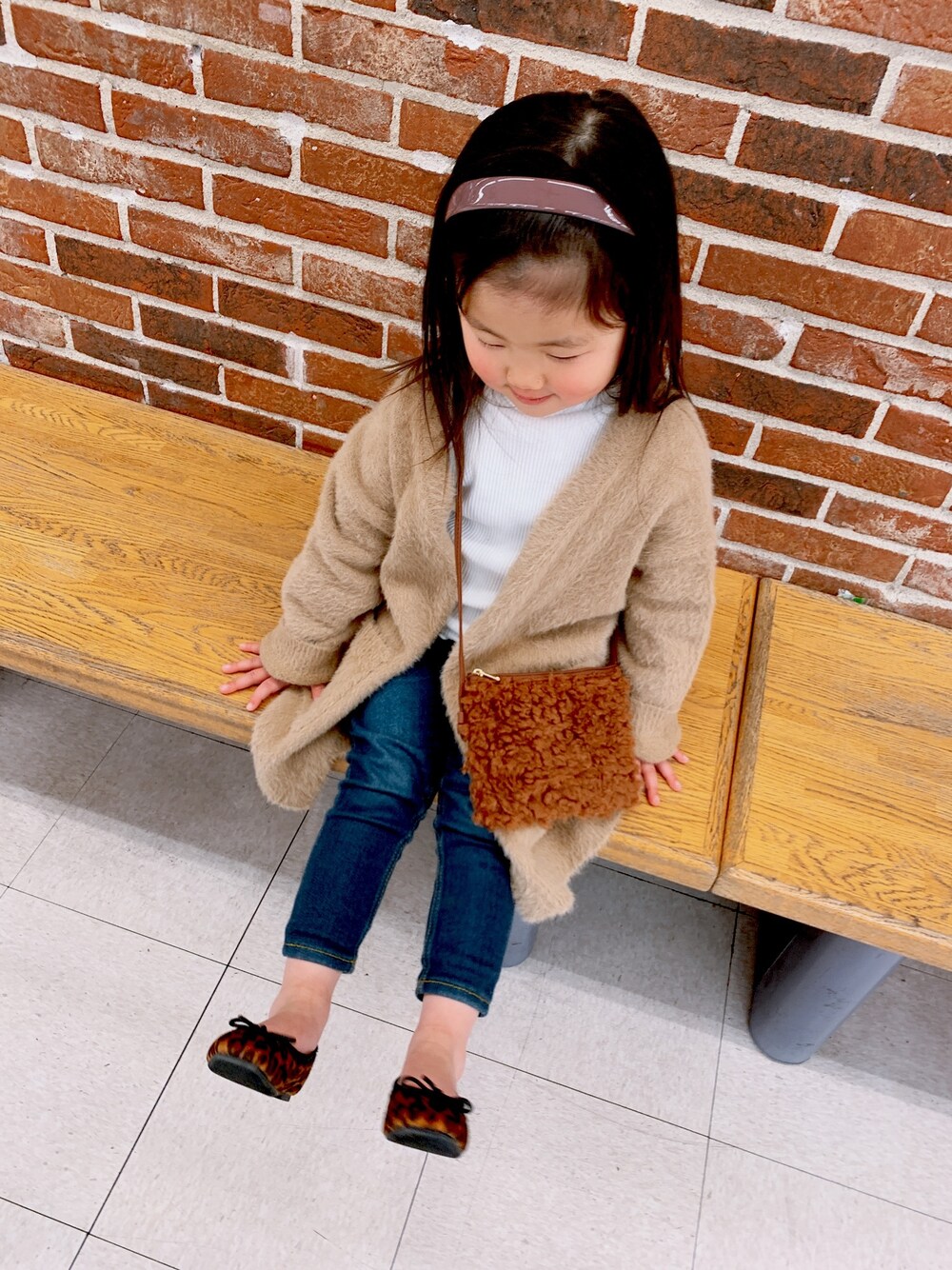 「ブラウン色に染まれ、カジュアル、ファー小物、3歳、おんなのこ、シンプル、ひょう柄、ロングカーディガン、カチューシャ、おしゃれさんと繋がりたい」｜「GLOBAL WORKの【キッズ】フラッフィーロングカーデ/852072（カーディガン/ボレロ、ブラウン系）」を使った、y080311yさん（キッズ・100cm）の冬コーディネートの1枚目の写真