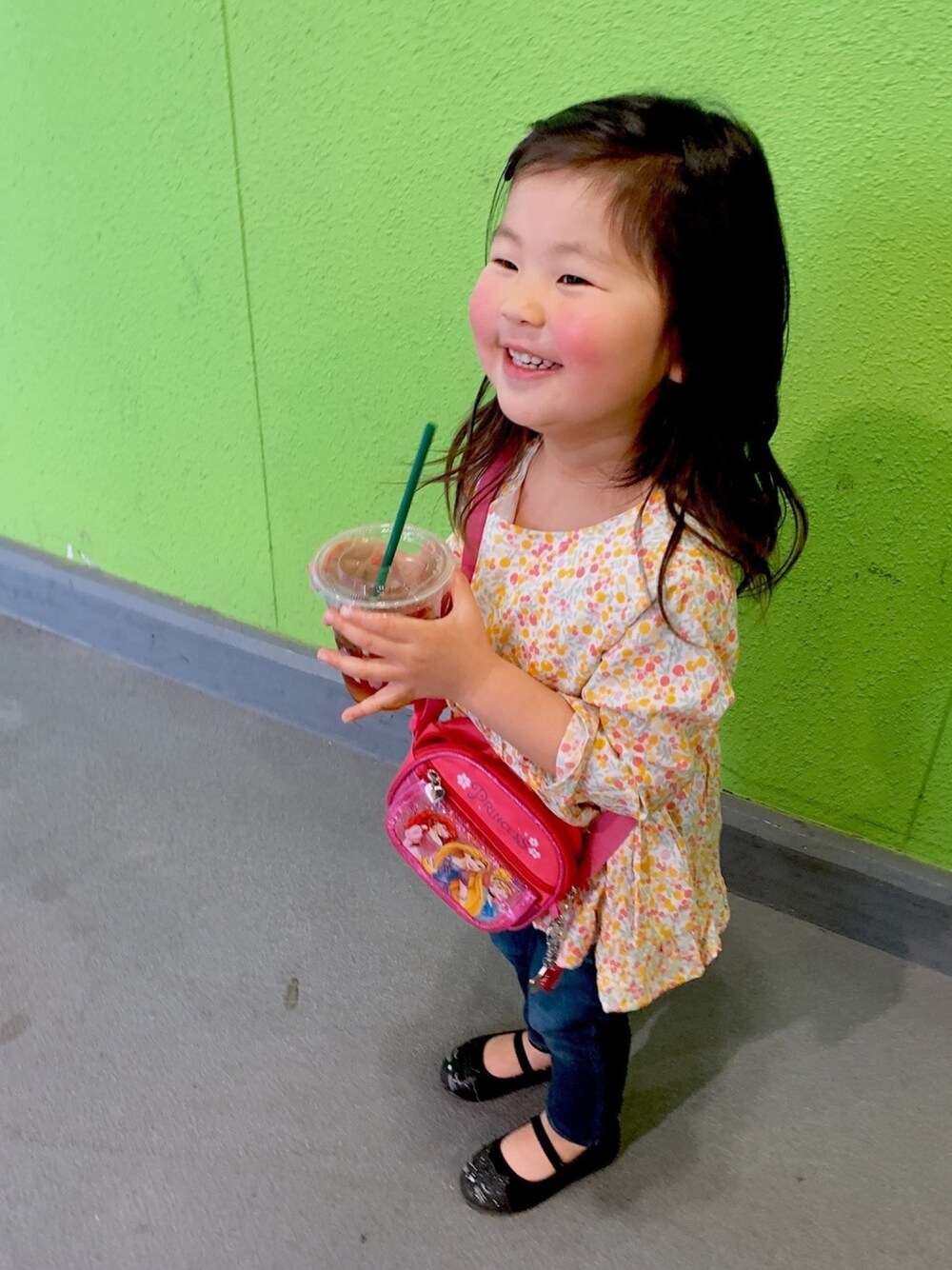 「キッズコーデ、パステル映える春、春コーデ、女の子、娘コーデ、キッズ、花柄、3歳、デニムパンツ、petit main」｜「Right-on KIDSのアイテム（デニムパンツ、ブルー系）」を使った、y080311yさん（キッズ・100cm）の春コーディネートの1枚目の写真