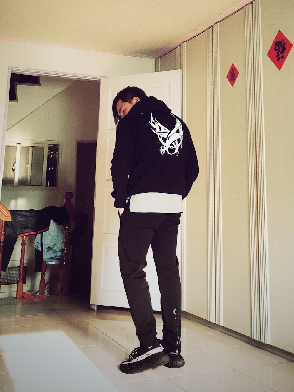 「REMIX、adidas originals、yeezy、black、white」｜「REMIXのアイテム（パーカー、ブラック系）」を使った、Marsさん（メンズ・174cm）の冬コーディネートの1枚目の写真