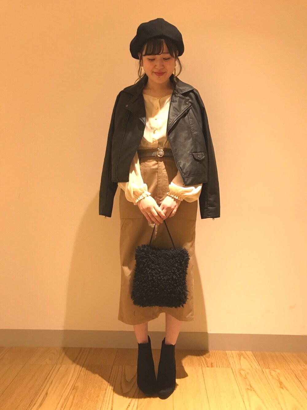 「LOWRYS FARM、ローリーズファーム(LOWRYS FARM)、秋コーデ、ライダースジャケット、大人カジュアル、オトナ女子、ベレー帽、ベージュ、ジャケット、おしゃれさんと繋がりたい」｜「LOWRYS FARMのＦＬライダース　765136（ライダースジャケット、ブラック系）」を使った、ローリーズファームならファミリー店さん（レディース・161cm）の秋コーディネートの1枚目の写真