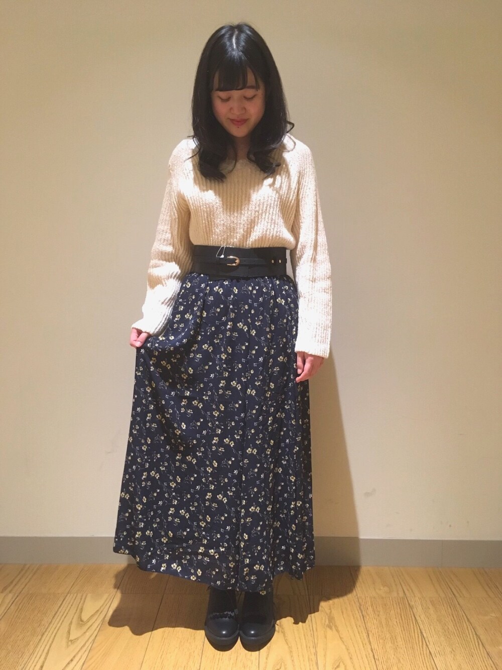 ホワイト系のTシャツ/カットソー、ホワイト系のニット/セーター、ブルー系のスカートを着用したレディースの秋コーディネートの1枚目の写真