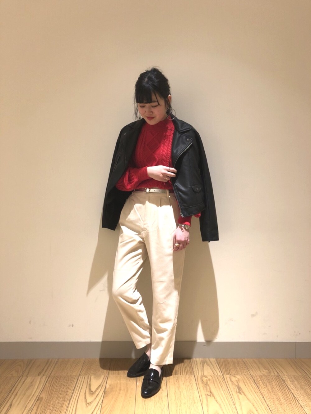 「ローリーズファーム(LOWRYS FARM)、ローリーズファーム、LOWRYS FARM、大人カジュアル、春コーデ、春ニット、ライダース」｜「LOWRYS FARMのアイテム（トップス、レッド系）」を使った、ローリーズファームならファミリー店さん（レディース・161cm）の冬コーディネートの1枚目の写真