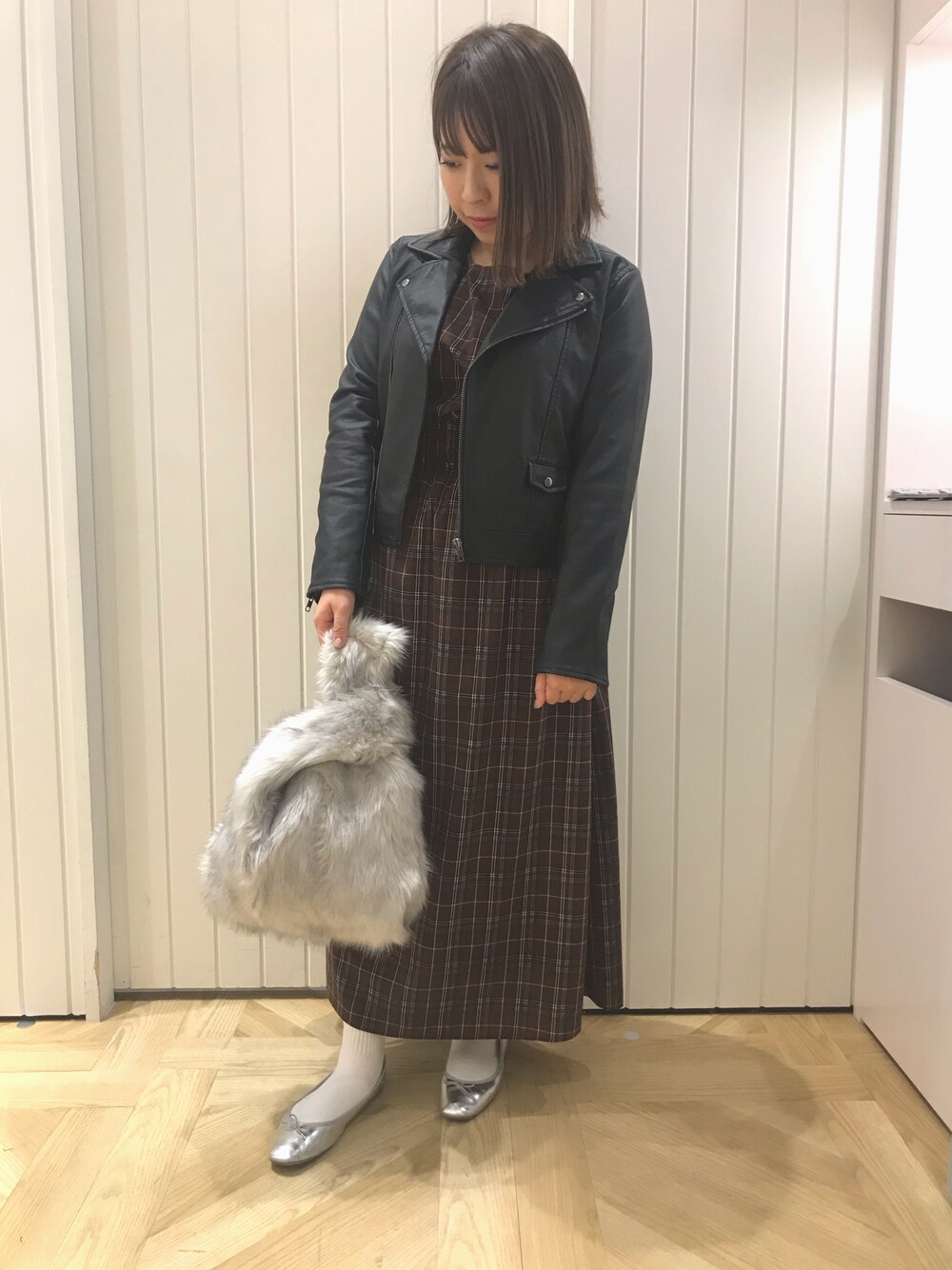 「オトナカジュアル、秋コーデ、ワンピース、ブラウン、ライダース、ファー小物、ローリーズファーム(LOWRYS FARM)、LOWRYS FARM、オトナ女子、きれいめカジュアル」｜「LOWRYS FARMのチェックウエストマークワンピース　813092（ワンピース、ブラウン系）」を使った、ローリーズファームならファミリー店さん（レディース・154cm）の秋コーディネートの1枚目の写真