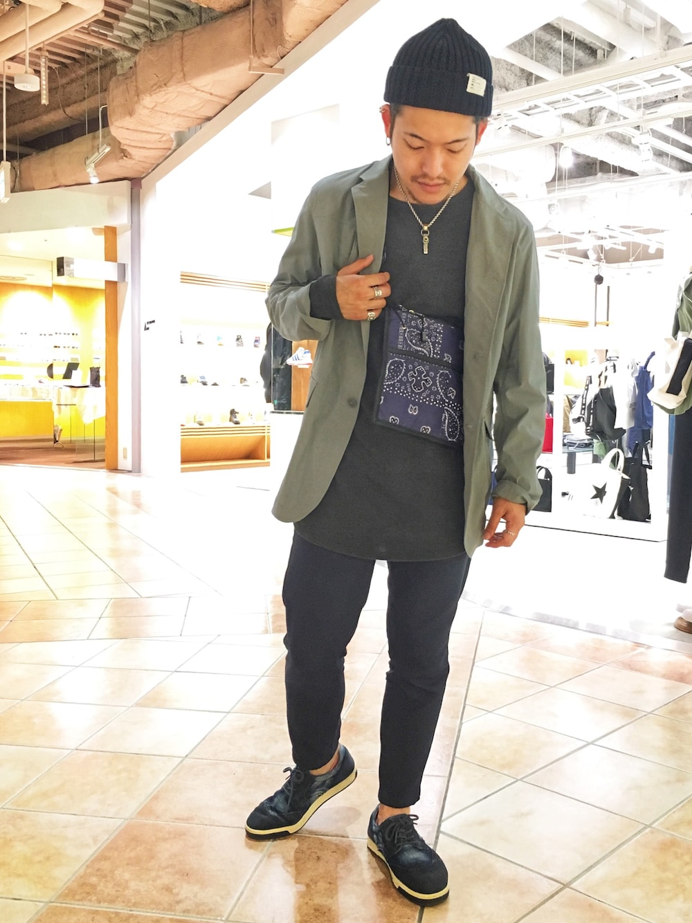 「テーラードジャケット、AVIREX、春アウター、ootd、シンプルコーデ、カジュアルコーデ、ジャージパンツ、おしゃれさんと繋がりたい、はるコーデ、いいね、save、フォローお願いします🤑」｜「AVIREXのAVIREX/アヴィレックス/ STRETCH NYLON TAILORD JACKET/ ストレッチ ナイロン　テーラードジャケット（テーラードジャケット、グレー系）」を使った、SHOさん（メンズ・170cm）の春コーディネートの1枚目の写真