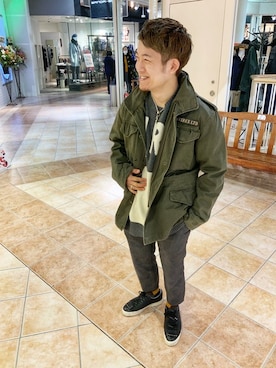 「スラックスパンツ」｜「アイテム（ミリタリージャケット）」を使った、SHOさん（メンズ・168cm）の冬コーディネート