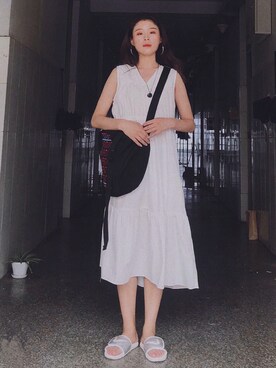 「DRACONITE国潮帆布斜跨包のアイテム（ショルダーバッグ、ブラック系）」を使った、木子小姐さん（レディース）の夏コーディネート